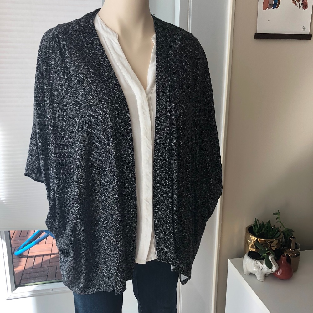 Black and white kimono/shrug top (XS)